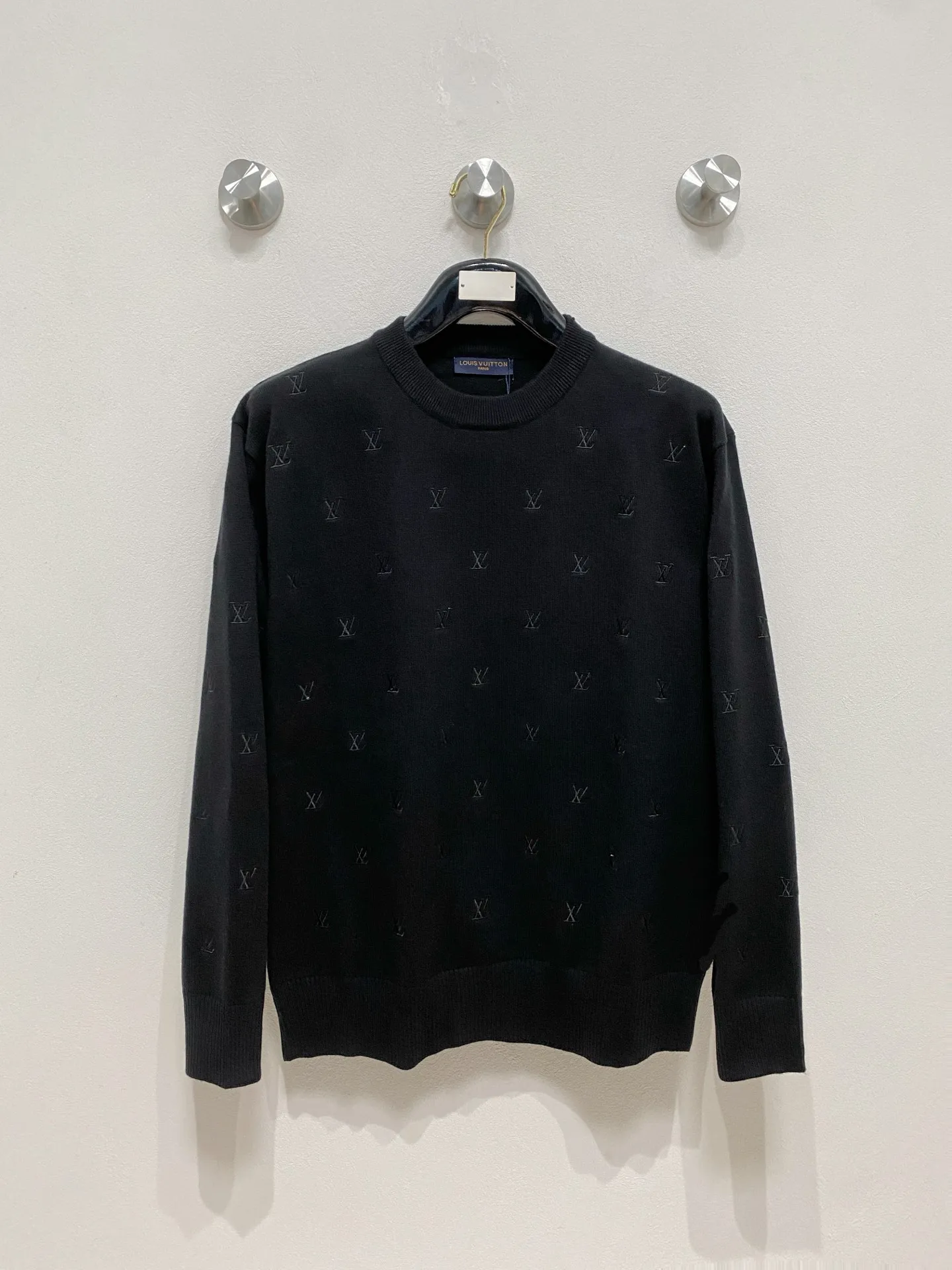 🅿️440 LV 2025 new wool blended round neck long sleeve sweater cardigan bottoming sweater, high-end version! The custom-made fabrics at the counter are highly breathable and comfortable, with impeccable details and brand element design concepts, reflecting high quality. It feels delicate and soft! It presents a casual cut and the upper body shape is great! 🐉Code size: M-3XL